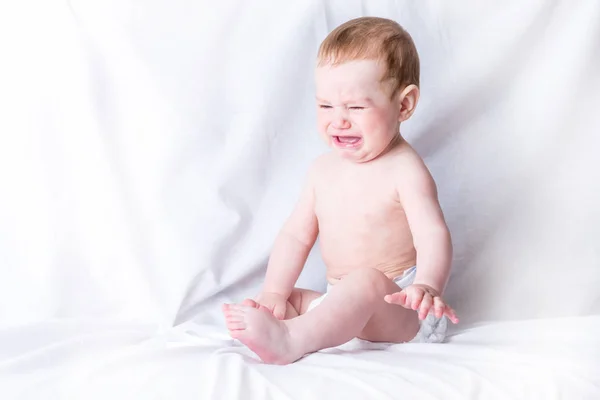 Niedlichen Blauäugigen Baby Monate Alt Traurig Weint Weißen Hintergrund Kindergefühle — Stockfoto