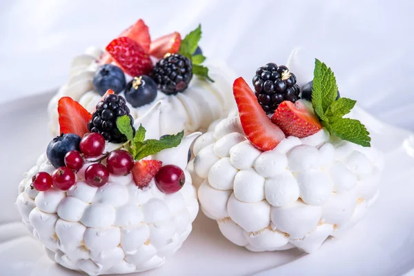 Нежные Белые Безе Свежими Ягодами Тарелке Десерт Павлова Крупным Планом — стоковое фото