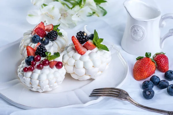 Delicate Meringhe Bianche Con Bacche Fresche Sul Piatto Dessert Pavlova — Foto Stock