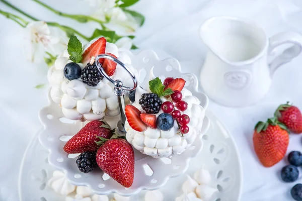 Délicates Meringues Blanches Avec Des Baies Fraîches Sur Assiette Dessert — Photo