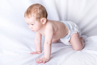 Şirin mavi gözlü bebek 6-9 ay gülümseyen ve beyaz arka plan üzerinde oynama. Çocuk duygular. Temizlik ve bakım bebekler için