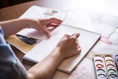 Pastayı bir beyaz kağıt üzerine fırça suluboya çizimi ile kadınların güzel elleri boya.