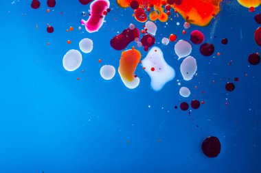 Kırmızı kabarcıklar mavi arka plan portre üzerinde kan hücrelerinin. Soyutlama, tıp ve bilim. Mikro süreçleri ve insan vücudunda hastalık kavramı