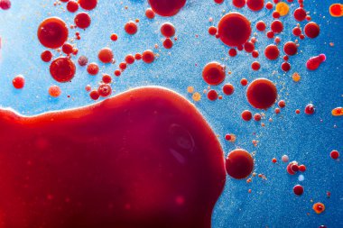 Kırmızı kabarcıklar mavi arka plan portre üzerinde kan hücrelerinin. Soyutlama, tıp ve bilim. Mikro süreçleri ve insan vücudunda hastalık kavramı