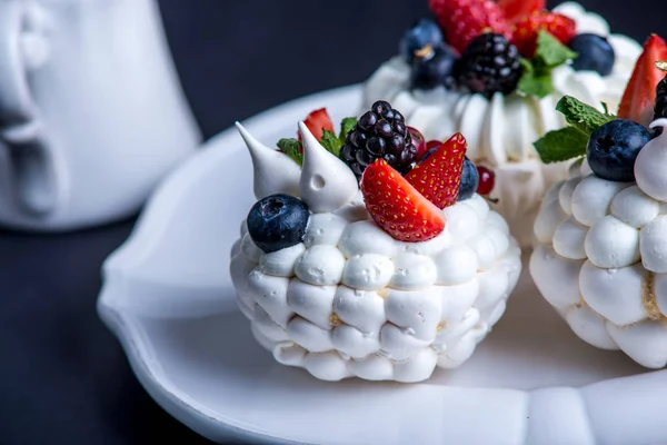 Délicates Meringues Blanches Avec Des Baies Fraîches Sur Assiette Dessert — Photo