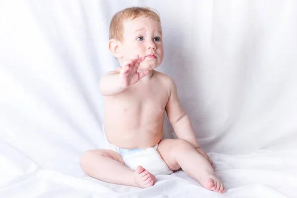 Lindo Bebé Ojos Azules Meses Sonriendo Jugando Sobre Fondo Blanco —  Fotos de Stock
