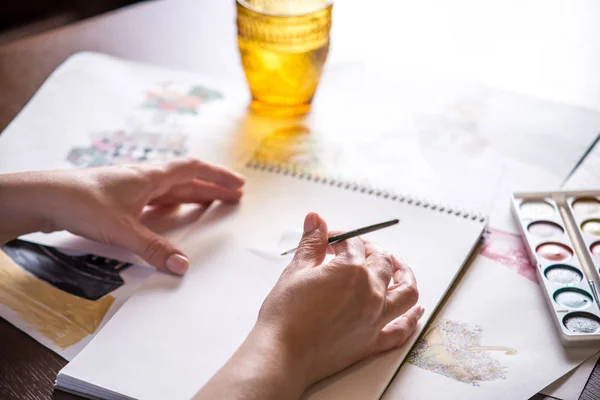 Las Hermosas Manos Las Mujeres Pintan Con Pincel Acuarela Boceto — Foto de Stock