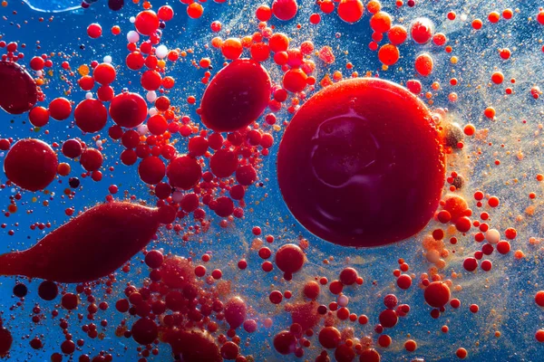 Bolhas Vermelhas Células Sanguíneas Fundo Azul Close Abstração Medicina Ciência — Fotografia de Stock
