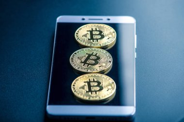Fiziksel bitcoin para üstünde belgili tanımlık telefon perde. Cryptocurrency ve blockchain bizim yaşam kavramı
