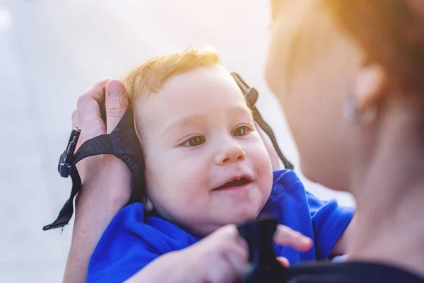 Joven Madre Feliz Con Hijo Mochila Ergo Viajan Juntos Soleado — Foto de Stock