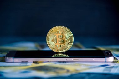 Bitcoin para üstünde belgili tanımlık telefon perde Euro banknot arka plan üzerinde. Blockchain ve cryptocurrency geleceği