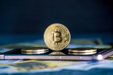 Bitcoin para üstünde belgili tanımlık telefon perde Euro banknot arka plan üzerinde. Blockchain ve cryptocurrency geleceği