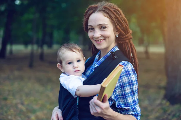 Happy Mom Baby Sling Reading Book Park Concept Children Education — Stock Photo, Image