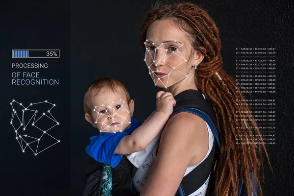 Weryfikację Biometryczną Nowoczesne Młoda Kobieta Dzieckiem Koncepcja Nowej Technologii Rozpoznawania — Zdjęcie stockowe