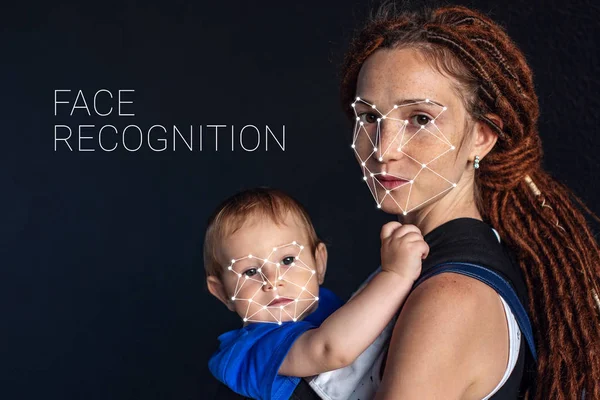 Weryfikację Biometryczną Nowoczesne Młoda Kobieta Dzieckiem Koncepcja Nowej Technologii Rozpoznawania — Zdjęcie stockowe