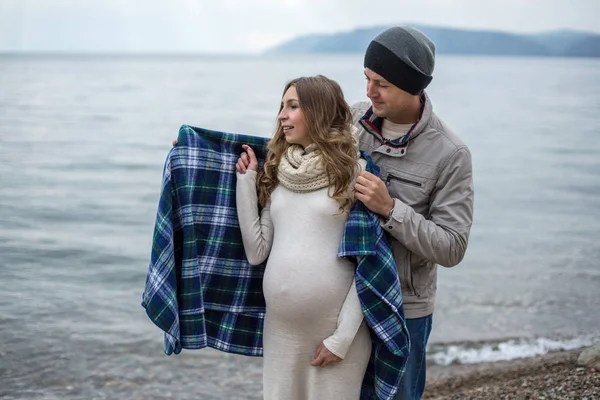 Σύζυγος Τυλίγει Μια Κουβέρτα Έγκυος Γυναίκα Κοιλιά Φθινοπωρινή Φύση Δίπλα — Φωτογραφία Αρχείου