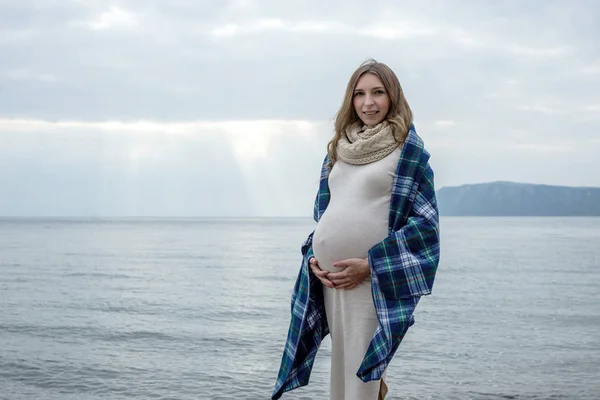 Giovane Bella Donna Incinta Con Pancia Avvolta Una Coperta Una — Foto Stock