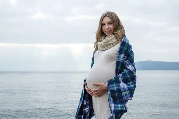 Junge Schöne Schwangere Frau Mit Bauch Eingewickelt Eine Decke Der — Stockfoto