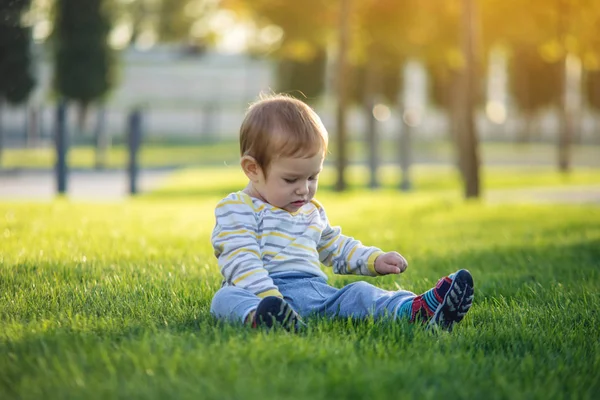 Bébé Mignon Est Assis Sur Une Pelouse Verte Dans Nature — Photo