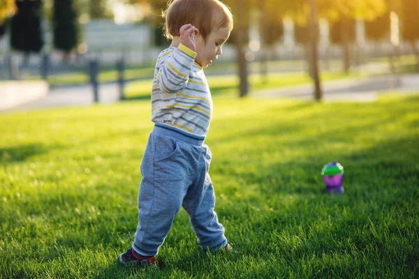 Lindo Bebé Corre Césped Verde Corriendo Naturaleza Día Soleado Otoño — Foto de Stock