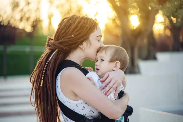 Genç Modern Mutlu Anne Bebek Oğlu Ile Ergo Sırt Çantası — Stok fotoğraf