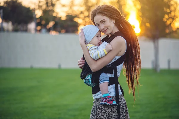 Young Modern Happy Mom Baby Son Ergo Backpack Walking Sunny — Stock Photo, Image