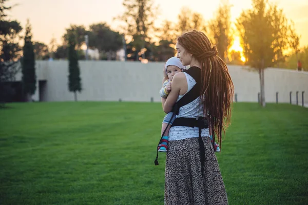 Giovane Madre Felice Moderna Con Bambino Ergo Zaino Piedi Sunny — Foto Stock