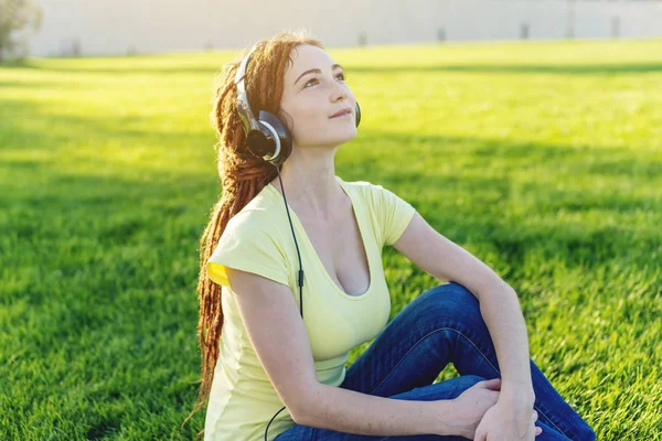 Hermosa Mujer Moderna Escuchando Música Con Sus Auriculares Fondo Naturaleza — Foto de Stock