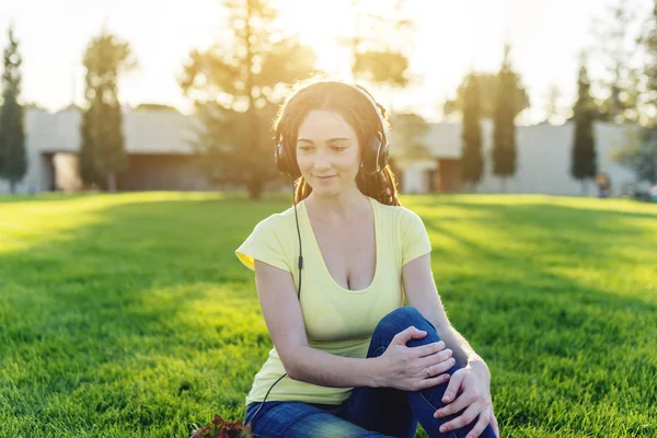 Hermosa Mujer Moderna Escuchando Música Con Sus Auriculares Fondo Naturaleza — Foto de Stock