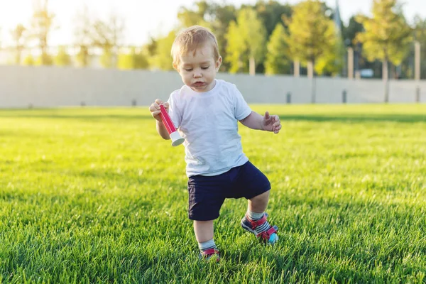 Lindo Bebé Corre Césped Verde Jugando Ponerse Día Naturaleza Día — Foto de Stock