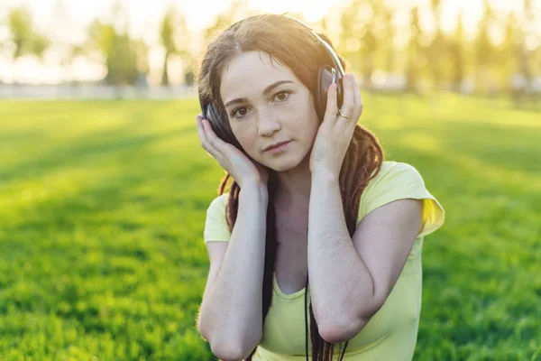 Beautiful Modern Woman Listening Music Her Headphones Background Nature Autumn — Stock Photo, Image