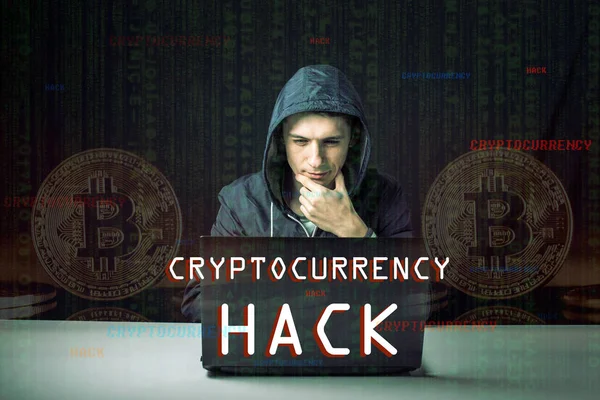 一个有脸的黑客试图用电脑窃取加密货币 在密码顶劫的欺诈和诈骗 — 图库照片
