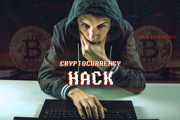 一个有脸的黑客试图用电脑窃取加密货币 在密码顶顶的骗局 — 图库照片