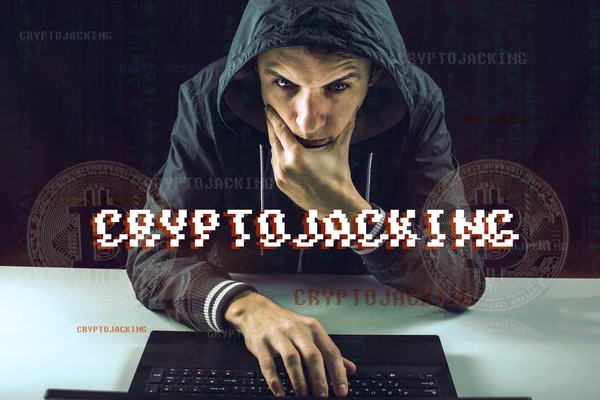 Bir hacker bir yüz ile bir bilgisayar kullanarak cryptocurrency çalmaya çalışıyor. Aldatmaca, Cryptojacking