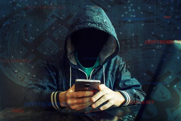 Seorang Peretas Anonim Tanpa Wajah Mencoba Mencuri Cryptocurrency Menggunakan Komputer — Stok Foto