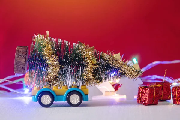 Spielzeugauto Trägt Geschenke Der Weihnachts Und Neujahrsnacht Auf Blauem Grund — Stockfoto