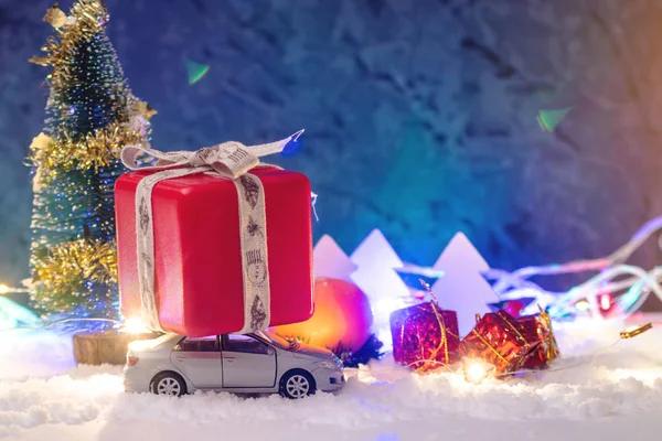 Іграшкових Автомобілів Несе Собі Подарунків Різдво Новий Рік Синьому Тлі — стокове фото