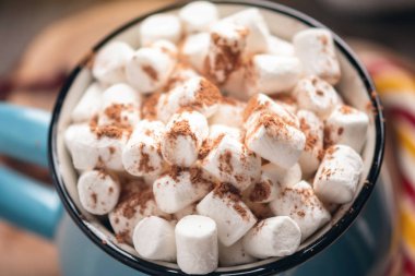 Bir fincan sıcak çikolata hatmi üstte ve ahşap arka plan üzerinde lolipop sopa ile. Sıcak sıcak kış rustik kompozisyon