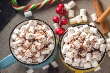 Kupalar ile hatmi üstte ve lolipop sıcak çikolata çikolata ve tarçın arka plan üzerinde sopa. Sıcak sıcak kış rustik ruh kompozisyon