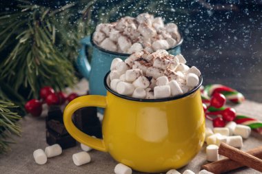 Kupalar ile hatmi üstte ve lolipop sıcak çikolata çikolata ve tarçın arka plan üzerinde sopa. Bir rahat sıcak Noel ev tatil kavramı