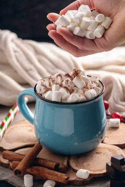 Tangan Melempar Marshmallow Dalam Cangkir Cokelat Panas Latar Belakang Kayu — Stok Foto