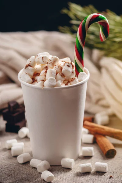 Segelas Cokelat Panas Dengan Marshmallow Atasnya Dan Sebuah Lollipop Stick — Stok Foto