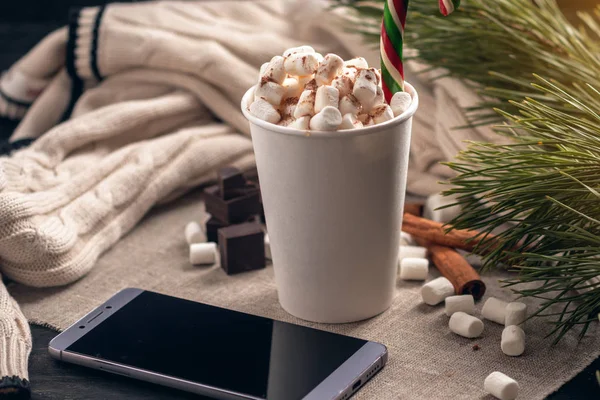 Segelas Cokelat Panas Dengan Marshmallow Atasnya Dan Sebuah Lollipop Stick — Stok Foto