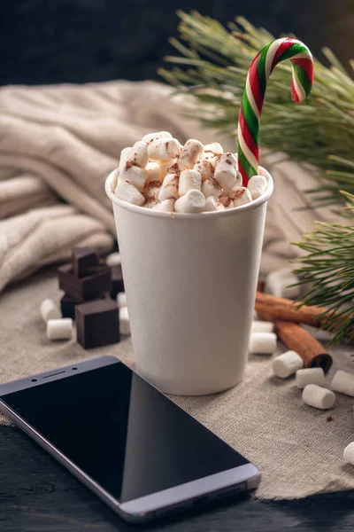 Segelas Cokelat Panas Dengan Marshmallow Atasnya Dan Sebuah Lollipop Stick — Stok Foto