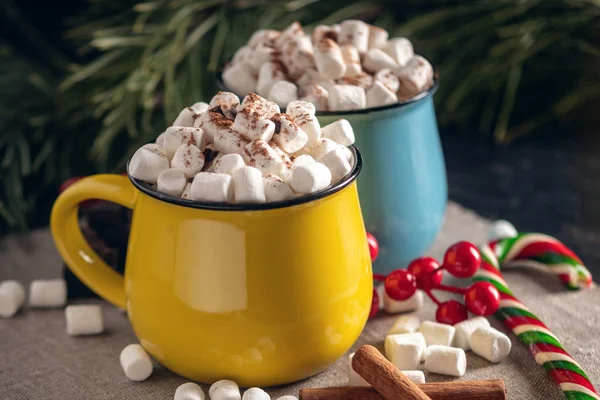 Mugs Med Kakao Med Marshmallow Toppen Lollipop Pinne Bakgrunn Sjokolade – stockfoto