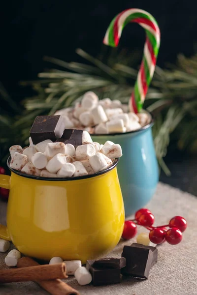 Kupalar Ile Hatmi Üstte Lolipop Sıcak Çikolata Çikolata Tarçın Arka — Stok fotoğraf