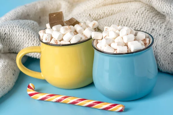 Becher Mit Heißer Schokolade Mit Marshmallows Drauf Und Einen Lutscher — Stockfoto