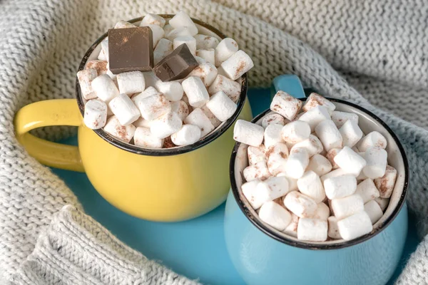 Becher Mit Heißer Schokolade Mit Marshmallows Drauf Und Einen Lutscher — Stockfoto