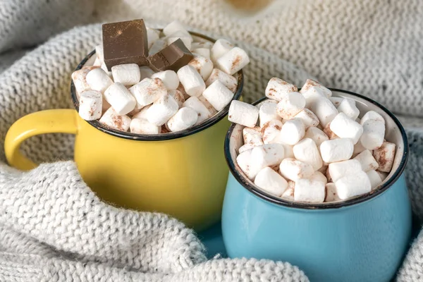 Becher Mit Heißer Schokolade Mit Marshmallows Darauf Auf Blauem Hintergrund — Stockfoto