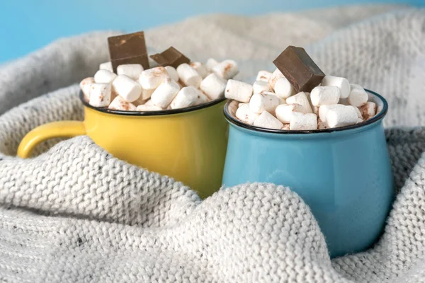 Coklat Panas Dengan Marshmallow Atas Dengan Latar Belakang Biru Kartu — Stok Foto